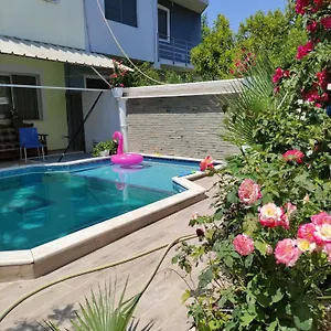 Habitación en casa particular Ilirida-swimming Pool & Garden View For Rent, Durrës